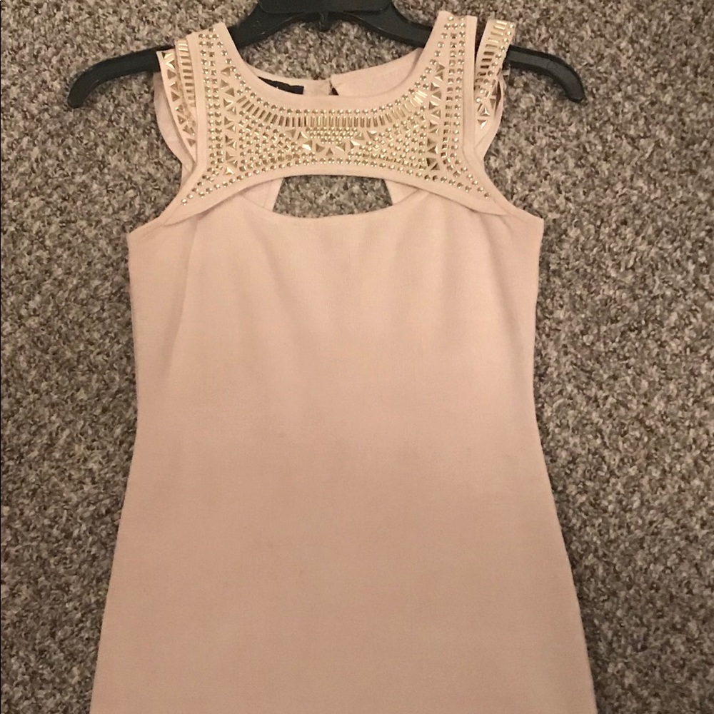 Beautiful dress ! Very flattering